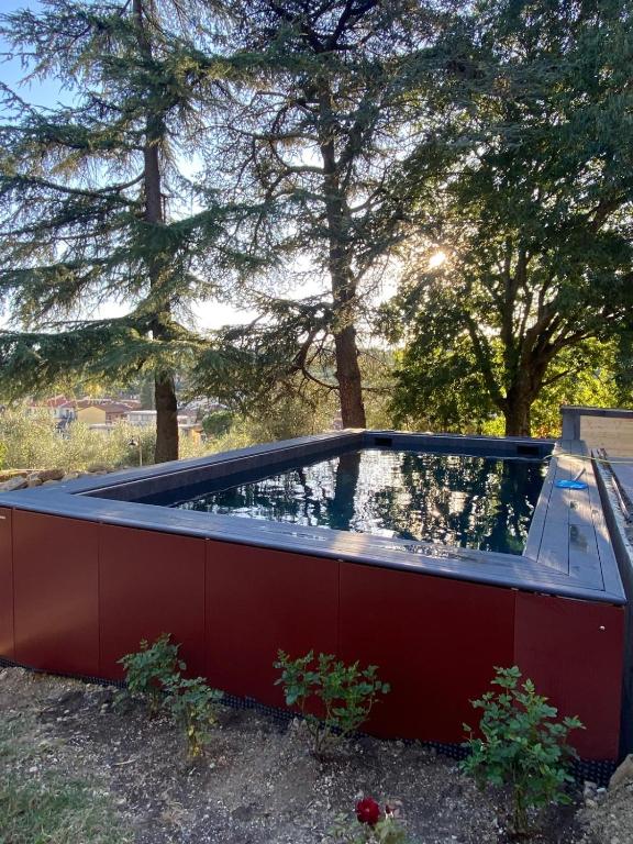 La piscina al tramonto con vista sulle colline e sul borgo in lontananza
